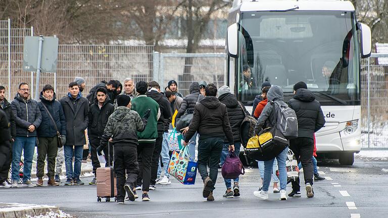 Flüchtlinge im Anker-Zentrum Unterfranken in Geldersheim/Niederwerrn (Lkr. Schweinfurt). Von hier aus werden sie in dezentrale Gemeinschaftsunterkünfte in der Region verteilt.