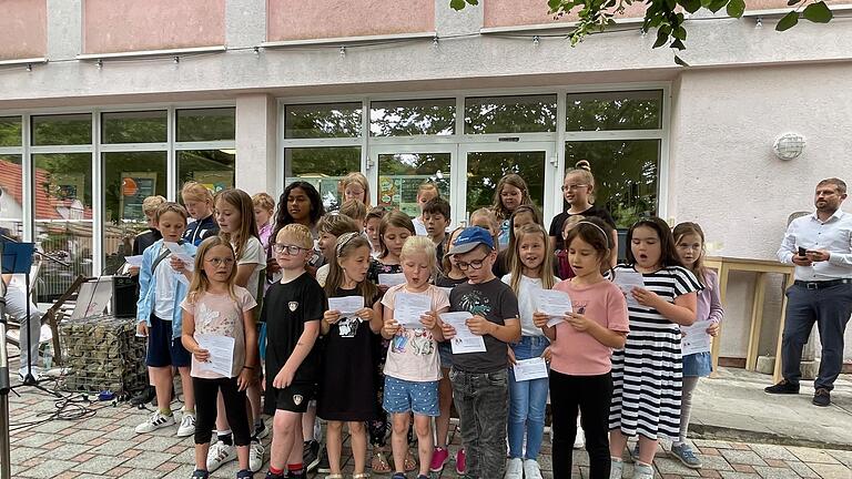 Die Gesangsgruppe der Freiherr-von-Lutz-Grundschule in Münnerstadt beeindruckte mit ihrem Lied „Es ist normal verschieden zu sein“. Die Ramsthaler Kunstwoche gehört inzwischen zur Tradition.       -  Die Gesangsgruppe der Freiherr-von-Lutz-Grundschule in Münnerstadt beeindruckte mit ihrem Lied „Es ist normal verschieden zu sein“. Die Ramsthaler Kunstwoche gehört inzwischen zur Tradition.