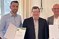 Stellvertretender Landrat Josef Demar (Mitte) überreichte an zwei Unternehmen die Urkunden&nbsp; 'Umwelt- und Klimapakt Bayern'. Demar erklärte, dass ein wesentliches Standbein des Umwelt- und Klimapaktes die Unternehmen und Betriebe seien, die, teilweise speziell für ihre Branche, Umweltschutzmaßnahmen umsetzen. Dazu gehören in Bad Neustadt die Unternehmen Ullmer GmbH &amp; Co.KG, sowie PIA Automatisierung Bad Neustadt GmbH. Der stellvertretende Landrat überreichte die Urkunden an (links) Martin Maier, Qualitätsmanager von PIA, und (rechts) Stephan Ullmer, Geschäftsführer des gleichnamigen Unternehmens.