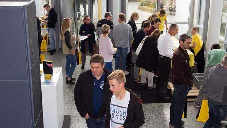 Schüler informierten sich über Ausbildung bei Miwe in Arnstein.