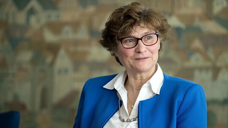 'Wir unterstützen Spätaussiedler nur ehrenamtlich bei der Antragstellung. Die Entscheidung wird von deutschen Behörden getroffen', sagt Albina Baumann, die stellvertretende Vorsitzende der Landesgruppe Bayern der Deutschen aus Russland. 'Wir unterstützen Spätaussiedler nur ehrenamtlich bei der Antragstellung. Die Entscheidung wird von deutschen Behörden getroffen', sagt Albina Baumann, die stellvertretende Vorsitzende der Landesgruppe Bayern der Deutschen aus Russland.