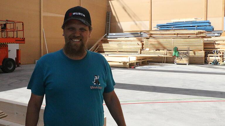 Freut sich auf die neue Arbeitsstätte: Ulrich Behl vor dem Rohbau seiner neuen Halle. Freut sich auf die neue Arbeitsstätte: Ulrich Behl vor dem Rohbau seiner neuen Halle. 