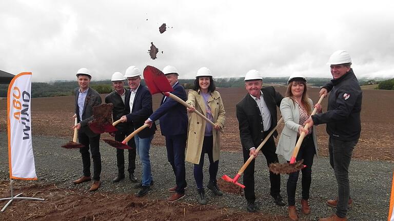 Mit guter Laune vollzogen die Beteiligten den Spatenstich zum Baubeginn des Solarparks in Leutershausen (mit Schaufel von links): Konstantin Weber, Stefan Schuck, Georg Straub, Dorothee Bär, Thomas Habermann, Lisa-Marie Wirsing und Christof Herbert. Mit guter Laune vollzogen die Beteiligten den Spatenstich zum Baubeginn des Solarparks in Leutershausen (mit Schaufel von links): Konstantin Weber, Stefan Schuck, Georg Straub, Dorothee Bär, Thomas Habermann, Lisa-Marie Wirsing und Christof Herbert.