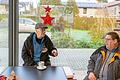 Robert Freund (links) und Hartmut Hempel haben den Polizeieinsatz in Schwanfeld (Lkr. Schweinfurt) am Mittwoch von ihrem Stammtisch in der Bäckerei aus gesehen - ohne zu ahnen, was da gerade passiert.