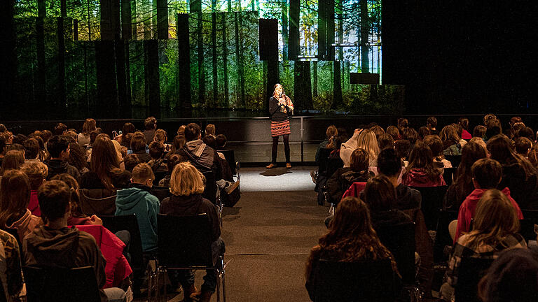 Theaterpädagogin Kristýna Kraus bereitet die Schüler und Schülerinnen auf das Stück vor.