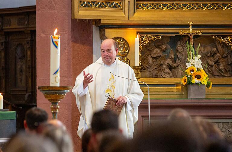 Der Lohrer Pfarrer Sven Johannsen bei einem Trauergottesdienst für den im September vergangenes Jahr in Lohr getöteten 14-Jährigen. (Archivbild) Der Lohrer Pfarrer Sven Johannsen bei einem Trauergottesdienst für den im September vergangenes Jahr in Lohr getöteten 14-Jährigen. (Archivbild)