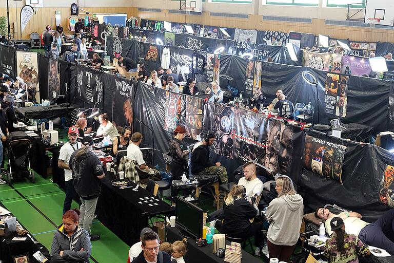 Zwei Tage lang herrschte in der Sennfelder Frankenhalle ein reges Treiben, bei dem sich alles um Tattoos drehte. Zwei Tage lang herrschte in der Sennfelder Frankenhalle ein reges Treiben, bei dem sich alles um Tattoos drehte.
