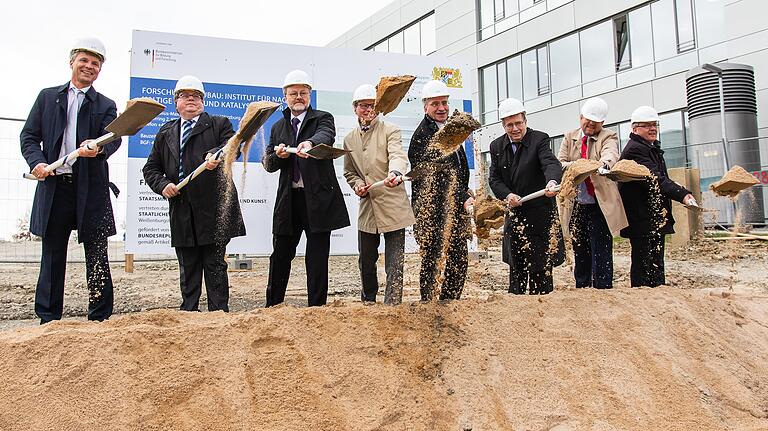 Spatenstich für das Institut für nachhaltige Chemie &amp; Katalyse mit Bor (ICB) mit (von links): Jan Knippel (Staatliches Bauamt), Bürgermeister Adolf Bauer, Holger Braunschweig (Institut für Anorganische Chemie), Wissenschaftsminister Bernd Sibler, MdB Paul Lehrieder, Uni-Präsident Alfred Forchel, Uni-Vizekanzler Klaus Baumann und Regierungspräsident Eugen Ehmann.