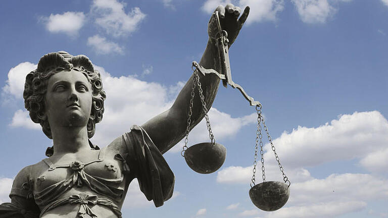 Das ist Justitia, die römische Göttin der Gerechtigkeit. Sie ist als Statue vor vielen Gerichten zu sehen.