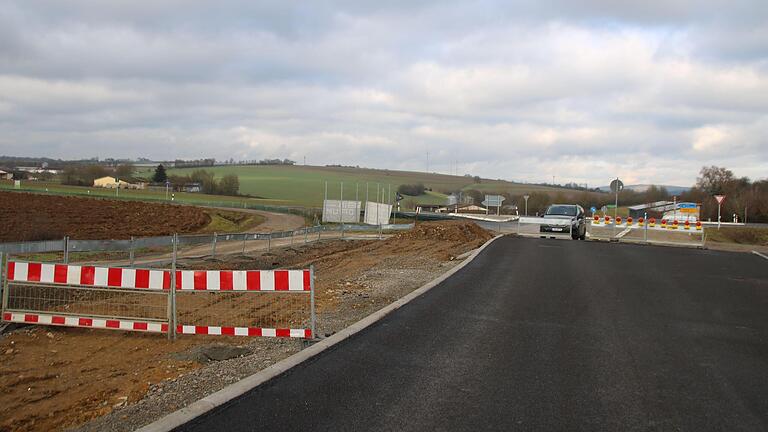 Die Erschließungsarbeiten am Gewerbepark Poppenlauer laufen bereits. Hier ist der Kreisverkehr geplant. Ob er wirklich gebaut wird, ist allerdings noch nicht sicher.       -  Die Erschließungsarbeiten am Gewerbepark Poppenlauer laufen bereits. Hier ist der Kreisverkehr geplant. Ob er wirklich gebaut wird, ist allerdings noch nicht sicher.