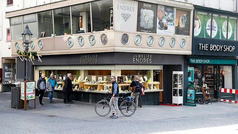 Das Juwelier-Geschäft Endres am oberen Teil der Domstraße gehört zu den traditionellen inhabergeführten Laden, neben Schiborr, Horn, Schlier und Severin. Das Juwelier-Geschäft Endres am oberen Teil der Domstraße gehört zu den traditionellen inhabergeführten Laden, neben Schiborr, Horn, Schlier und Severin.