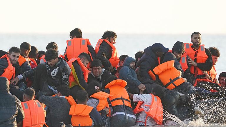 Zwölf Tote bei Unglück mit Migrantenboot im Ärmelkanal       -  Immer wieder kommen Flüchtlinge bei der gefährlichen Überfahrt mit kleinen Booten Richtung Großbritannien ums Leben. (Archivbild).