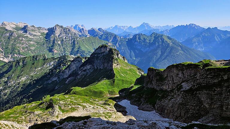 Kurz vor der Scharte Forcella del Marmol in der Schiara: Rückblick über unzählige Gipfel und Grate Kurz vor der Scharte Forcella del Marmol in der Schiara: Rückblick über unzählige Gipfel und Grate