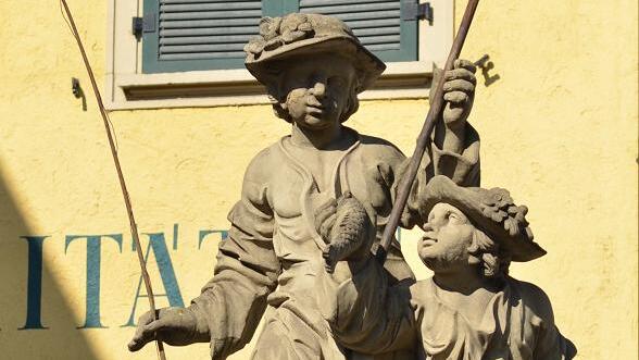 Würzburg-Rätsel, Teil 3: Kinder-Käscher       -  Was machen die zwei da? Fangen die Schmetterlinge oder was? Und wo machen sie es? Und was erzählen sie uns?