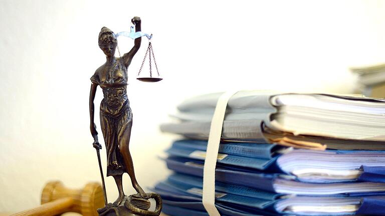 Die Beweislage war unklar, deshalb muss die Pistole noch einmal überprüft werden.       -  Die Beweislage war unklar, deshalb muss die Pistole noch einmal überprüft werden.
