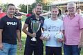 Der siegreichen Mannschaft der SG Untereuerheim/Gädheim gratulierten erster Bürgermeister Ewald Vögler (rechts) und zweiter Bürgermeister Arthur Kloß. Den Großgemeindepokal überreichten sie an Spielführer Dominik Zangl und Spielertrainer Stefan Greulich.
