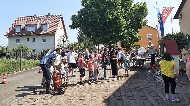 1. Vorsitzender Feuerwehrverein Michael Kuhn pumpt kräftig und Volker Gierth teilt Zuckerwatte aus.