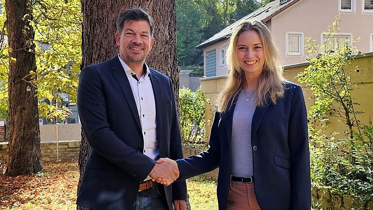 Alexander Knahn, erster Vorsitzender der LAG Süd-West-Dreieck und Bürgermeister der Marktgemeinde Höchberg, heißt die neue LAG-Managerin Luise Heller willkommen. Alexander Knahn, erster Vorsitzender der LAG Süd-West-Dreieck und Bürgermeister der Marktgemeinde Höchberg, heißt die neue LAG-Managerin Luise Heller willkommen.