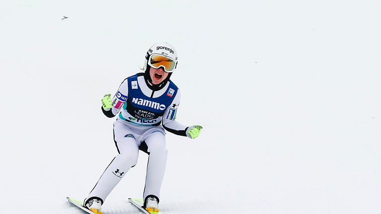 Skifliegen in Vikersund.jpeg       -  Das Skispringen der Frauen ist auf bestem Wege zur Gleichberechtigung. Nur beim Skifliegen (unser Bild zeigt Erna Klinec aus Slowenien) gibt es noch Unterschiede zwischen Frauen und Männern.