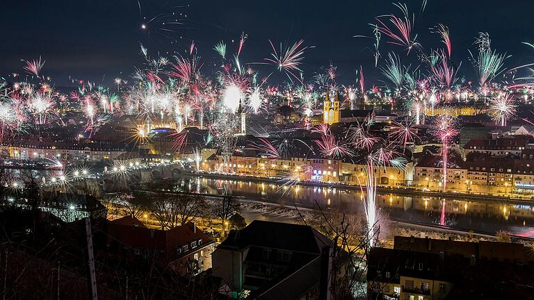 Silvesterfeuerwerk Würzburg, fotografiert vom Weinbergsweg hoch zur Festung.