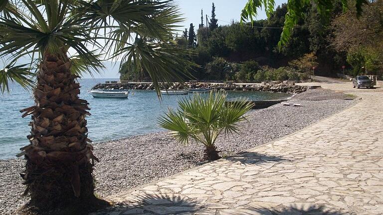 Eine Idylle, nicht immer so menschenleer: Eine der Badebuchten in Ingrid Turetscheks griechischer Heimat Marathias. Eine Idylle, nicht immer so menschenleer: Eine der Badebuchten in Ingrid Turetscheks griechischer Heimat Marathias.