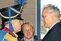 Im Gespräch: Der Leiter des Jugendmusikkorps Bernd Hammer, Firmenchef Peter Heil und Innenminister Joachim Herrmann.