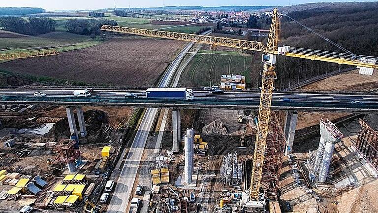 Die neuen Brückenpfeiler sind bereits hochgezogen. Bis Jahresende soll der erste Teil des Brückenneubaus stehen.