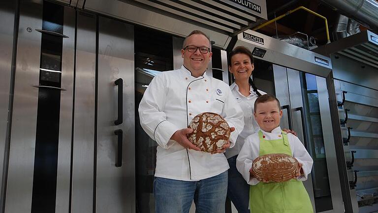 Die wuchtigen Backöfen in der neuen Backstube der Kitzinger Traditionsbäckerei Will im Innopark sind neben vielen anderen Investitionen der Stolz der Wills (von links): Marcus, Katja und Paul Will. Die wuchtigen Backöfen in der neuen Backstube der Kitzinger Traditionsbäckerei Will im Innopark sind neben vielen anderen Investitionen der Stolz der Wills (von links): Marcus, Katja und Paul Will.