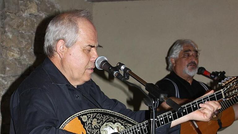 Bouzoukispieler Kostas Antoniadis (links) ließ gemeinsam mit Dimitris Tsiligiris beim griechischen Abend der Margetshöchheimer Mitte Open-Air-Feeling aufkommen.