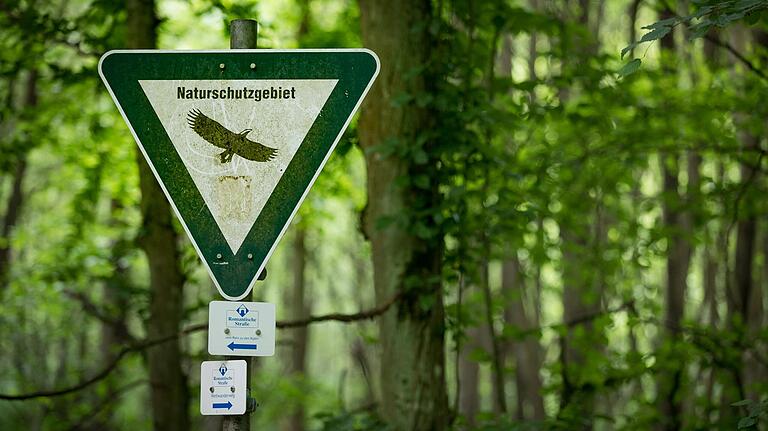 Auf diese Schilder sollten Wohnmobilisten dringend achten: Naturschutzgebiet wie hier im Irtenberger Wald südlich von Kist (Lkr. Würzburg) sind für sie tabu.