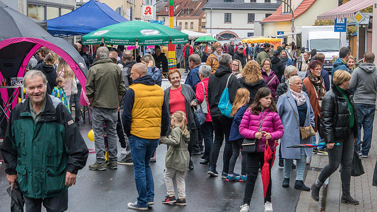 Trotz wechselhafter Witterung besuchten zahlreiche Menschen aus der Umgebung den von der Burgsinner Werbegemeinschaft organisierten Michaelsmarkt.