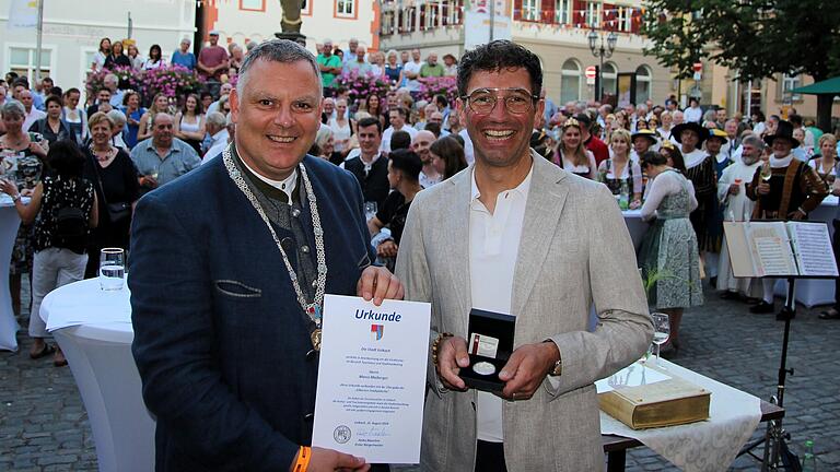 Volkachs Bürgermeister Heiko Bäuerlein (links) verlieh Marco Maiberger beim Empfang zum 74. Fränkischen Weinfest die Silberne Stadtplakette.