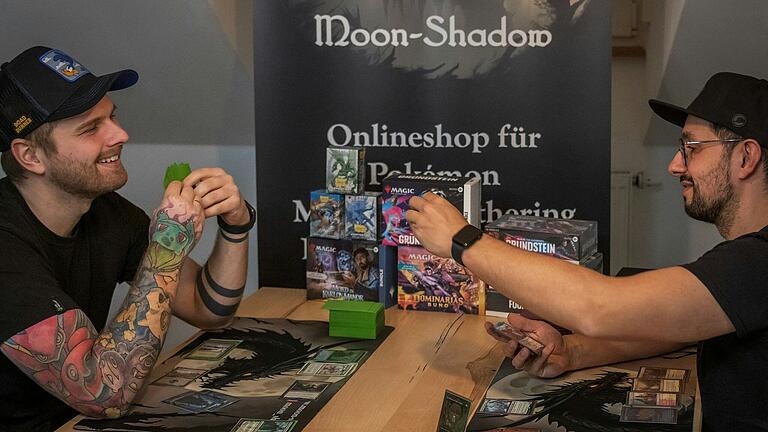 Wer die besten Karten und eine gute Strategie hat, gewinnt: Timo Jung (rechts) und Josef Häusler bei einer Partie 'Magic'. Wer die besten Karten und eine gute Strategie hat, gewinnt: Timo Jung (rechts) und Josef Häusler bei einer Partie 'Magic'.
