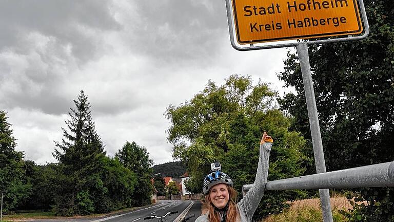 Vor der Testfahrt auf dem neuen Radweg von Eichelsdorf nach Ermershausen: Redaktionsvolontärin Anna Baum.