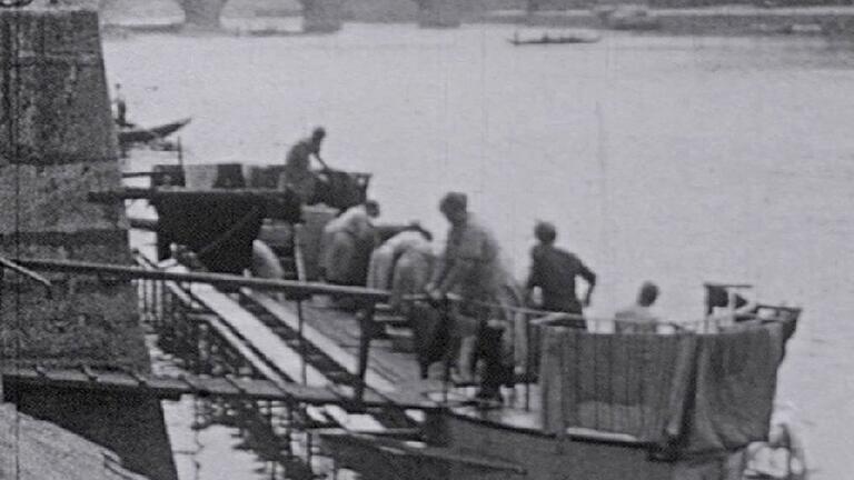 Frauen auf dem Waschschiff am Main: Eine Szene aus dem Würzburg-Film (1929-56).