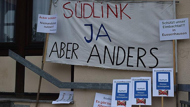 Die Protestschilder blieben draußen. Einen Infomarkt über den Planungsstand der SuedLink-Trasse gab es in der Festhalle Heustreu.