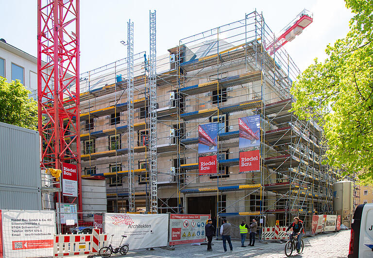 Der Rohbau des künftigen Hotels am Paradeplatz in Würzburg.