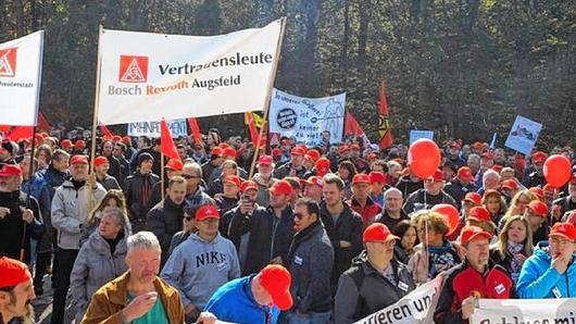 Etwa 2500 Beschäftigte von Bosch Rexroth, darunter 135 aus dem Werk in Augsfeld, protestierten am Samstag am Werk in Elchingen bei Ulm gegen die Sparpläne der Konzernleitung.