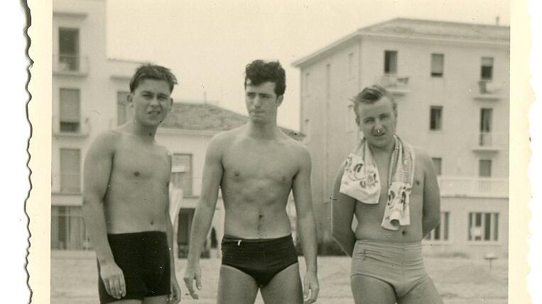 Wolfgang Hartmann war schon bei der Gründung des ersten deutschen Bodybuilding-Studios in Schweinfurt dabei. Das Bild zeigt den heute 80-Jährigen (Mitte) beim Posing mit Kumpels in den 1950er-Jahren an einem Strand in Italien.