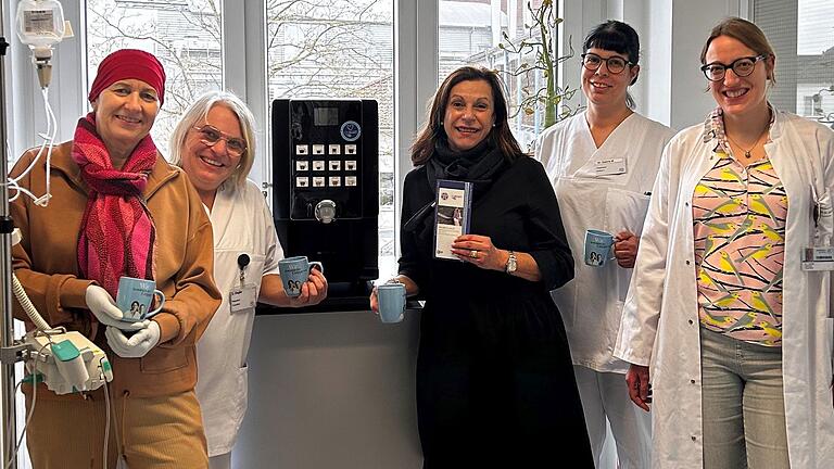 Gemeinsame Freude an einem der beiden gespendeten Kaffeeautomaten (von links): Patientin Corinna Schömig, Katja Ziegler (Fachpflegekraft der GOT), Gabriele Nelkenstock (Vorsitzende von Hilfe im Kampf gegen Krebs), Sabine Steigerwald (Fachpflegekraft der IOT) und Dr. Jessica Salmen (Leiterin der GOT).