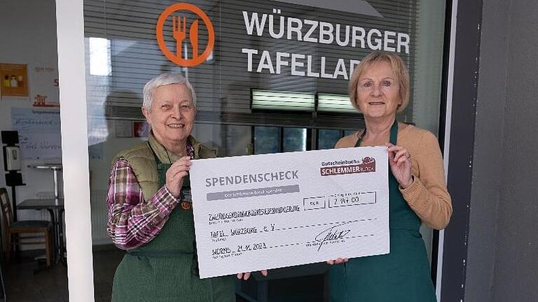 Hildegard Mauersberger (links) und Margarethe Winter von der Würzburger Tafel freuen sich über den Spendenbescheid.