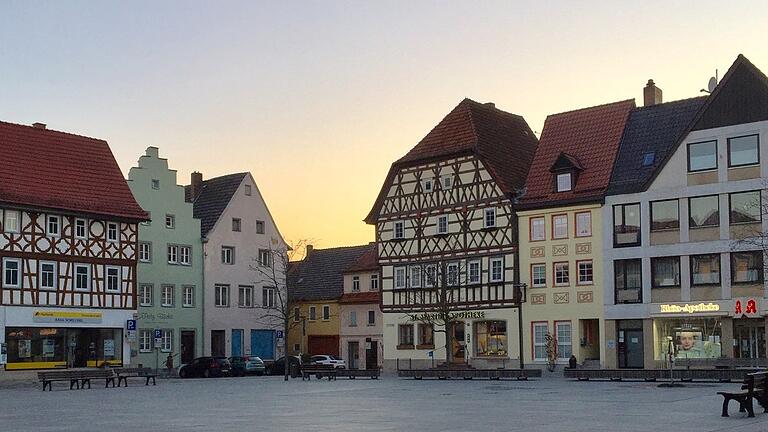 Der Marktplatz in Mellrichstadt ist von Häusern aus dem 16. und 17. Jahrhundert umschlossen und bildet das Zentrum der Altstadt, für die der Stadtrat eine Erhaltungssatzung auf den Weg gebracht hat.&nbsp;&nbsp;