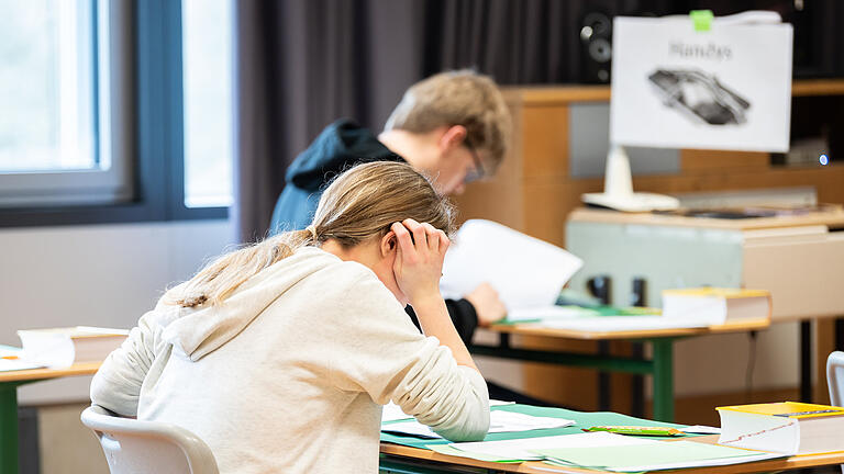 Start der Abiturprüfungen 2023 an den allgemeinbil.jpeg       -  Verzögerung beim Abitur: Den Fall, der in NRW eingetreten ist, wird es in Bayern wohl auf absehbare Zeit nicht geben.