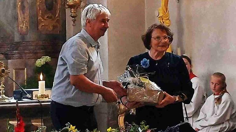 Melitta Geßner gemeinsam mit Harald Kunzmann beim Festgottesdienst. Melitta Geßner gemeinsam mit Harald Kunzmann beim Festgottesdienst. 