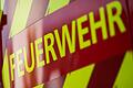 Feuerwehr Symbolbild       -  Ein Mann ist bei einem Brand in einem Sägewerk schwer im Gesicht verletzt worden. (Symbolbild)