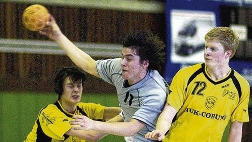 Handball - Kraftvoll setzt sich Maximilian Häckner gegen zwei Kontrahenten in der Jugend durch. Jetzt soll der Rödelseer in der Regionalliga-Mannschaft seine Chance bekommen. Handball - Kraftvoll setzt sich Maximilian Häckner gegen zwei Kontrahenten in der Jugend durch. Jetzt soll der Rödelseer in der Regionalliga-Mannschaft seine Chance bekommen.