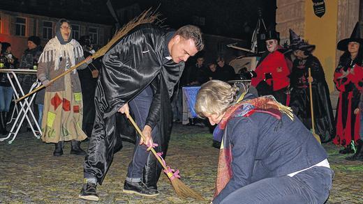 Saubermann: Mit einem kleinen Hexenbesen musste Bürgermeister Markus Schenk Reis vom Pflaster aufkehren. Saubermann: Mit einem kleinen Hexenbesen musste Bürgermeister Markus Schenk Reis vom Pflaster aufkehren.