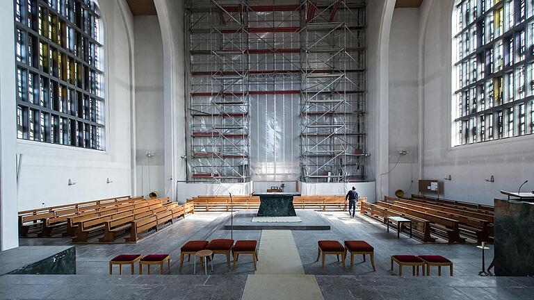 Die Gerüste am großen Kirchenfester werden in den kommenden Wochen abgebaut. Die Gerüste am großen Kirchenfester werden in den kommenden Wochen abgebaut.