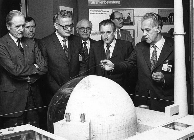 Ein Bild von der Eröffnung des Atomkraftwerks:&nbsp; Links Bundespräsident Karl Carstens, dahinter Robert Gießübel.