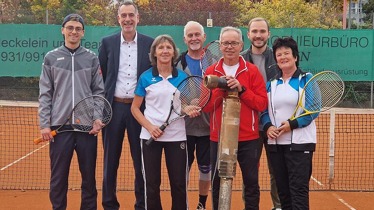 Spendenübergabe am Tennisplatz: Privatkundenberater Thomas Fersch (2. von links) überzeugte sich vor Ort selbst von der defekten alten Pumpe. Fabian Häuslein (2. von rechts) nahm die Spende gemeinsam mit Vertretern der Tennisabteilung dankend entgegen.